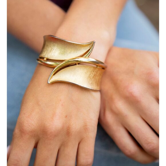 7 Inch Vintage Victorian Crown Trifari Hinged Bangle Bracelet - RG1 - Picture 5 of 10